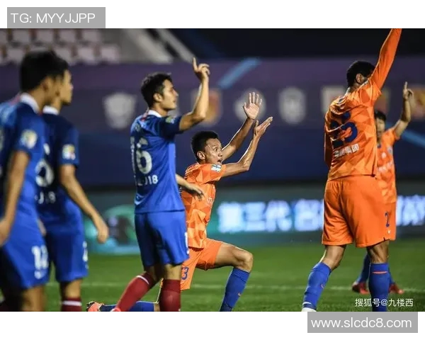 小男孩奋力奔向足球球星梦想之路展现勇气与坚持