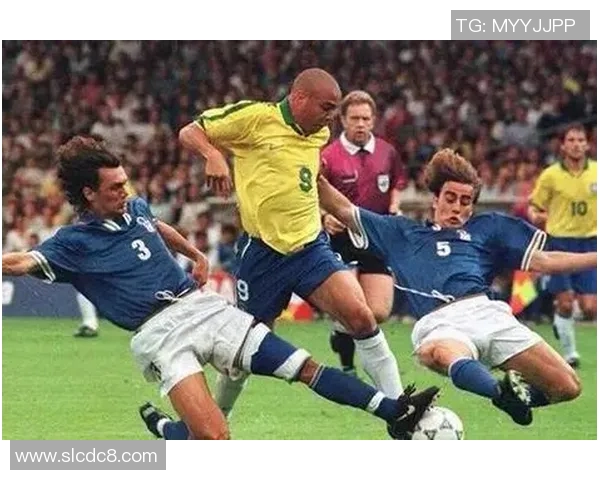 早期足球明星的传奇故事与历史贡献探析